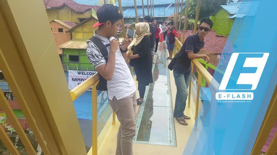 Ada Jembatan Kaca di Kampung Warna-warni Malang