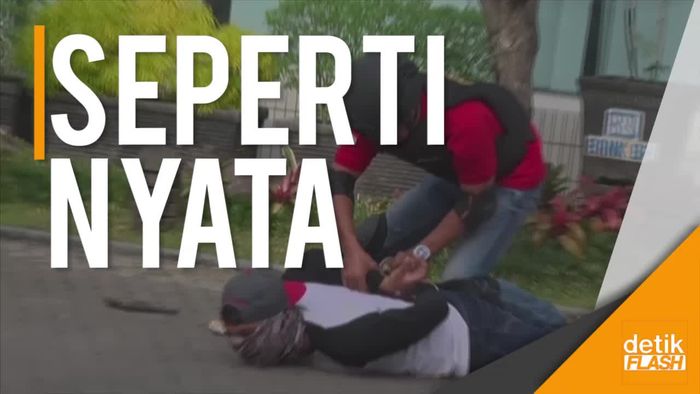 Seru! Ada Simulasi Perampokan Bank yang Dikira Betulan
