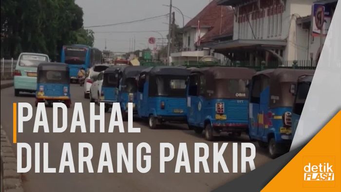 Ngetem Sembarang di Depan Stasiun Jatinegara, Seolah Sudah Biasa