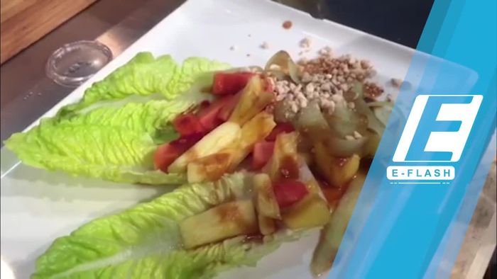 Begini Reaksi Bule di FBF 2017 Makan Tempe dan Rujak
