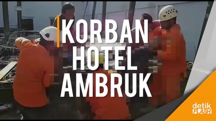 Proses Evakuasi Pekerja yang Tertimpa Bangunan Hotel di Trenggalek
