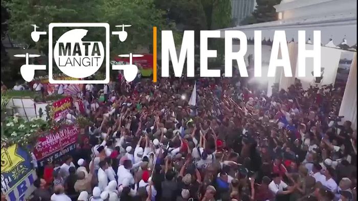 Melihat Suasana Kemeriahan Balai Kota dari Lensa Mata Langit