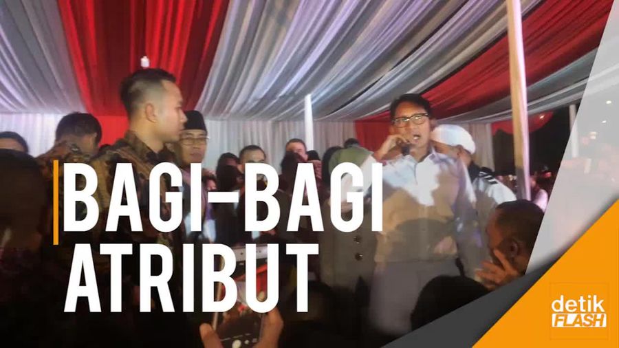 Saat Sandiaga Berikan Baju Dinas untuk Relawan Disabilitas