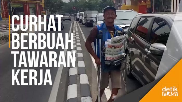 Cara Unik Penjual Koran di Surabaya Ini Curhat soal Utangnya