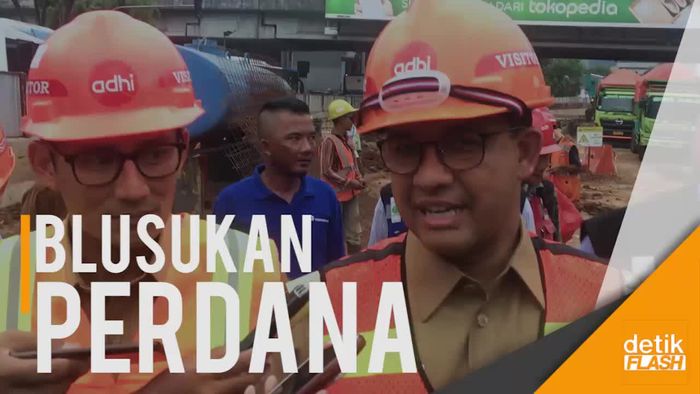Gaya Anies-Sandi Blusukan: Naik TransJ hingga Boncengan Motor  