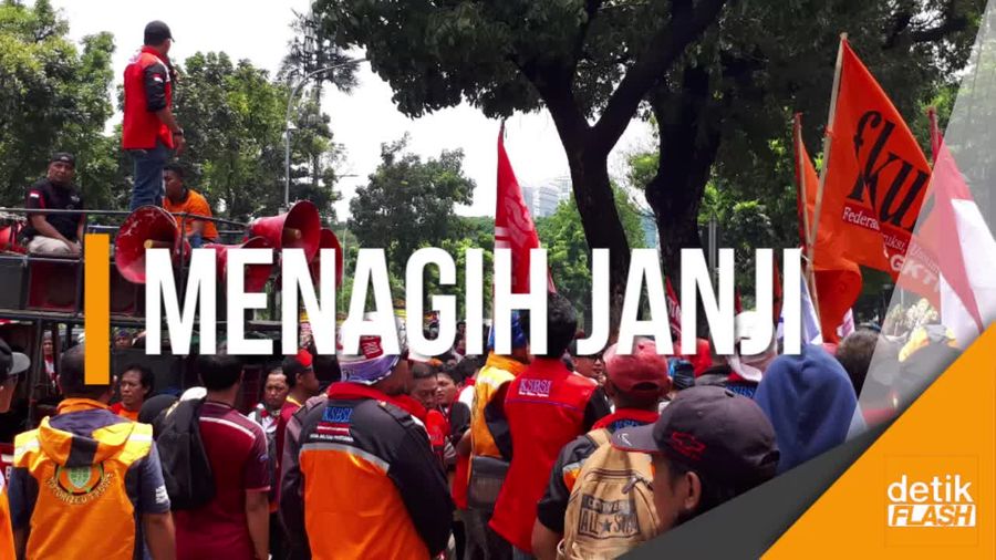 Buruh Orasi di Balai Kota Tuntut Janji Kampanye Anies-Sandi