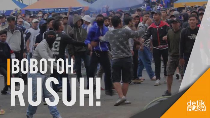 Pecah! Bentrok Suporter Persib Bandung dan Polisi