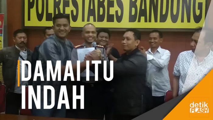 Driver Taksi Online dan Konvensional di Bandung Damai
