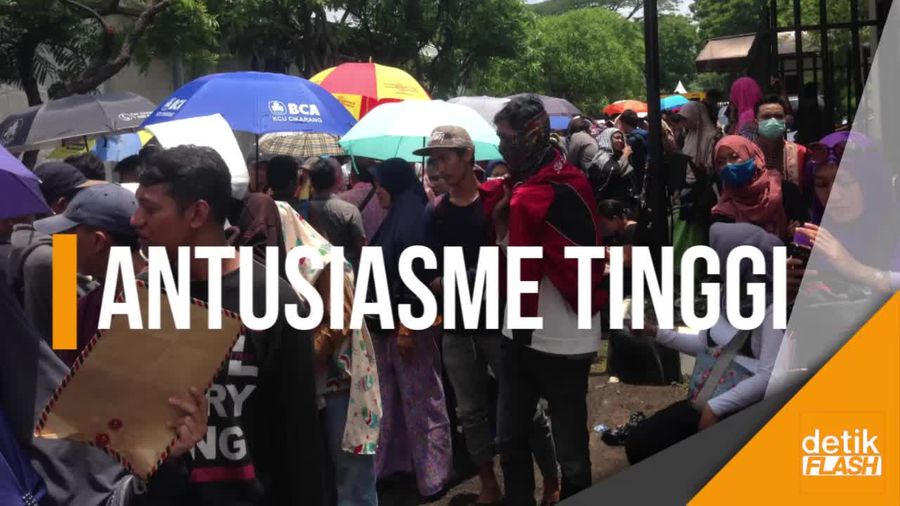 Membeludak! Begini Penampakan Antrean Pembuatan e-KTP di TMII