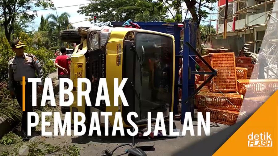 Truk Pengangkut Ribuan Ayam Potong Terguling di Tulungagung