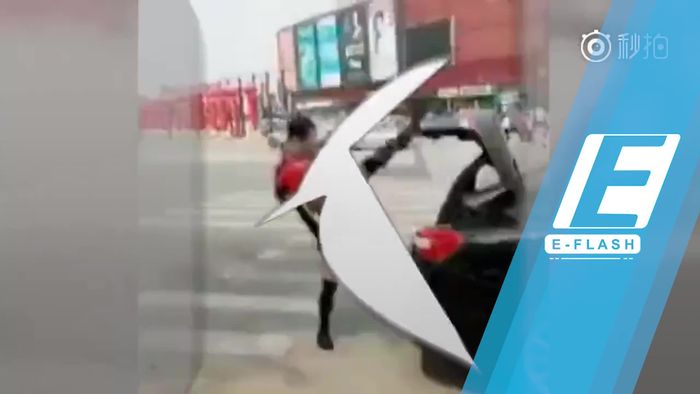 Begini Gaya Ibu-ibu di China Tutup Bagasi Mobil