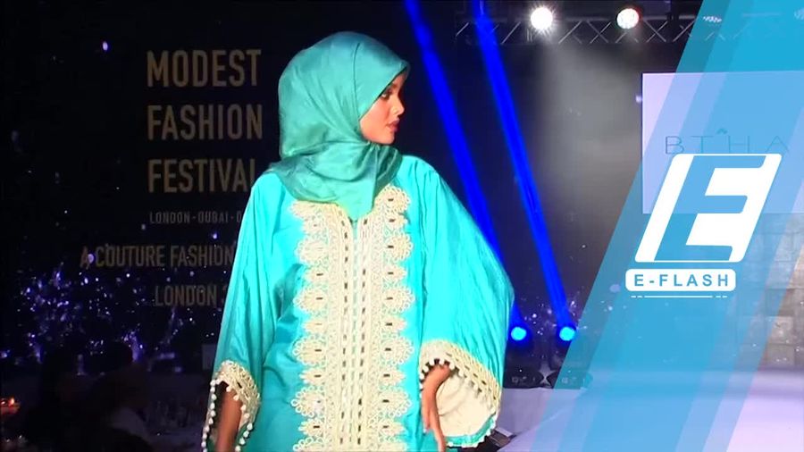 Gaya Model Muslim Hijab Halima Aden di Modest Fashion Festival
