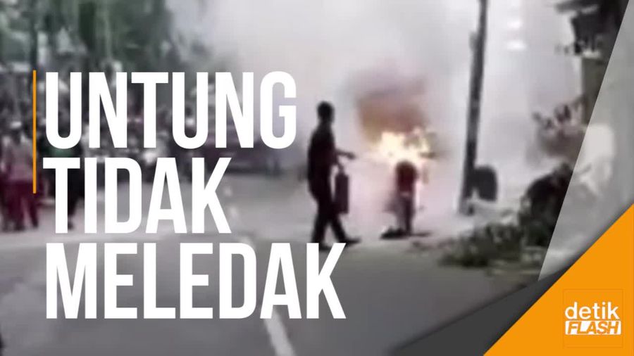 Motor Terbakar di Dekat SPBU Utan Kayu
