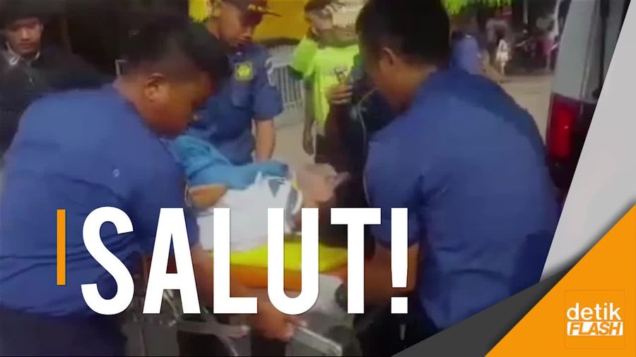 Aksi Petugas Damkar Tolong Pemotor Terkapar Usai Tabrak Bajaj