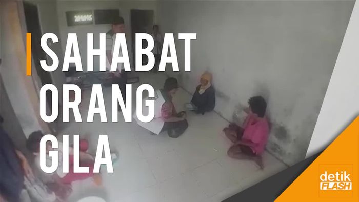 Deni Mengabdi Guna Menyembuhkan Orang Gila di Sukabumi