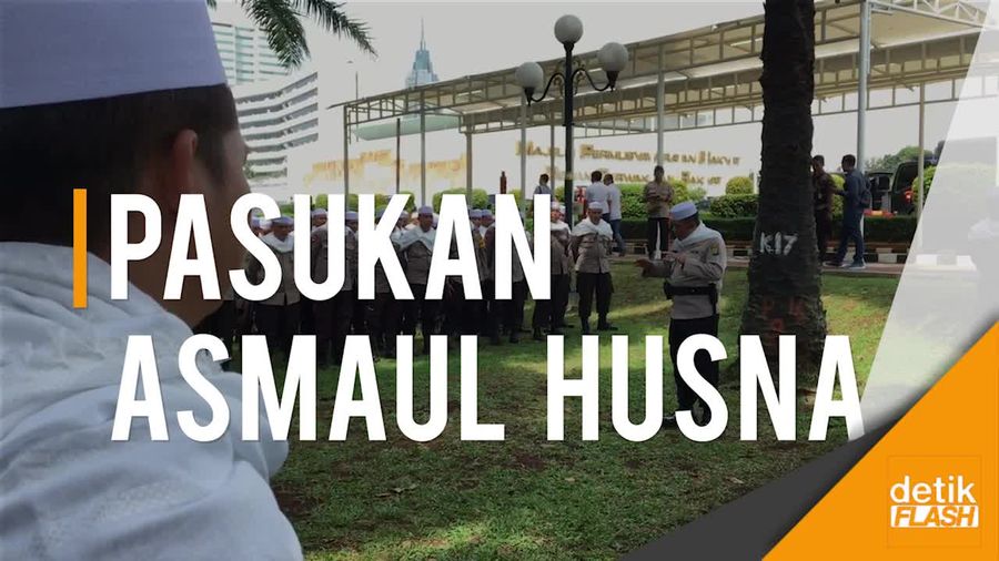 Jurus Peci Putih Amankan Demo