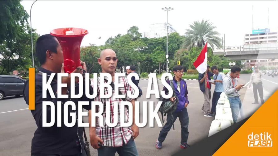 Bagikan Selebaran, Massa Tuntut Dubes AS Minta Maaf