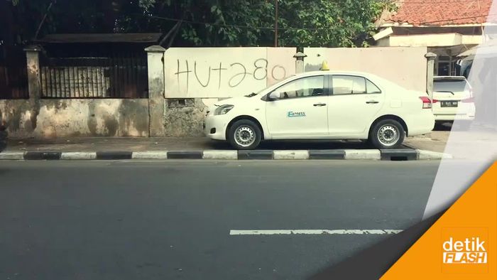Parkir Liar dan PKL Menjajah Trotoar Ibu Kota  