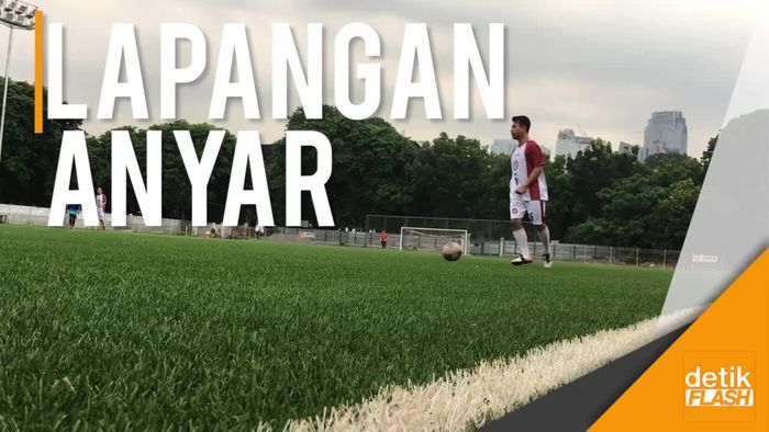 Keseruan Menjajal Lapangan Sepakbola C Senayan