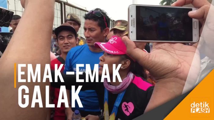 Finish di Jakarta Marathon, Sandi Ditodong Foto Sama Emak Galak