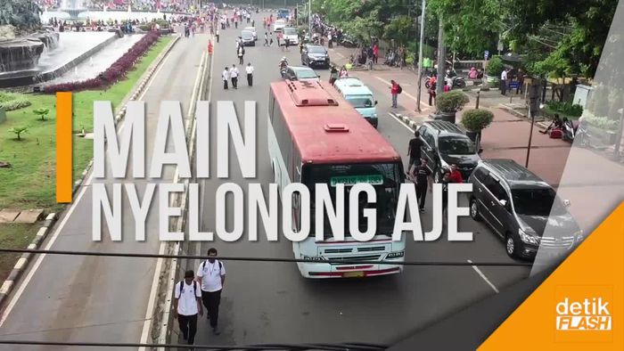 Kendaraan Nyelonong di Persimpangan Ganggu Pelari Marathon