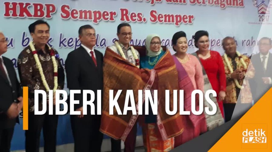 Resmikan Gedung Gereja Semper, Anies Diberi Kain Ulos