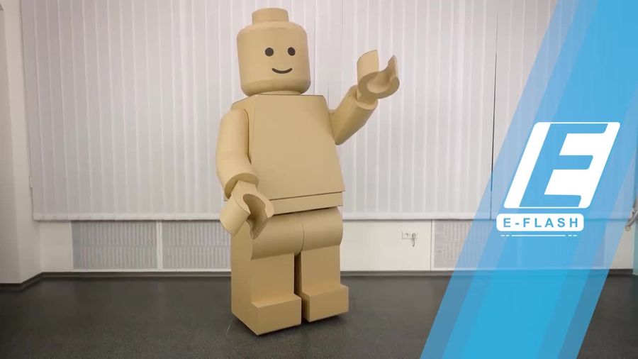Keren! Pria Ini Bikin Kostum Lego Raksasa dari Kardus