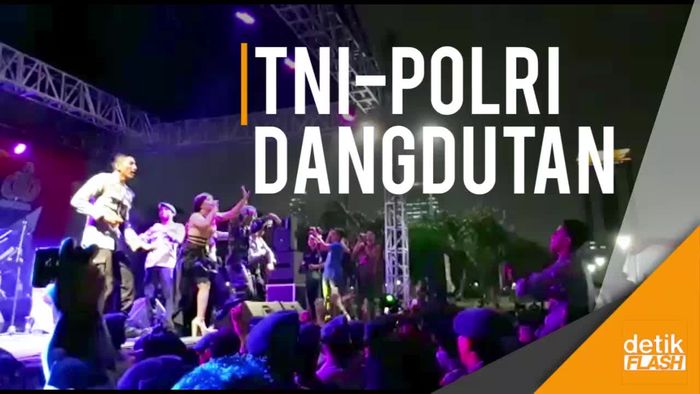 Tarik Mang! Prajurit TNI dan Polri Joget Bareng di Monas