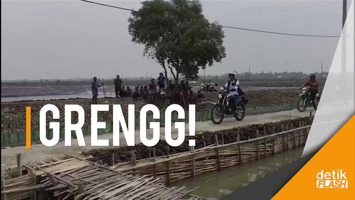 Aksi Jokowi Naik Trail Lintasi Tanggul di Muara Gembong Bekasi