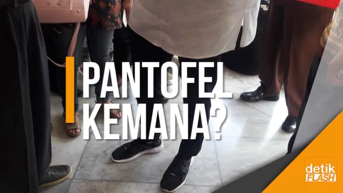Lagi-lagi, Bang Sandi Pakai Sepatu Kets ke Balai Kota