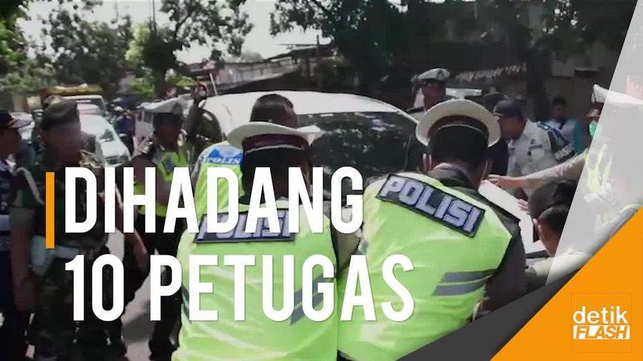 Pengendara Mobil Nekat Terobos Hadangan Petugas Gabungan