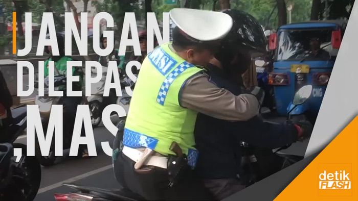 Mau Kabur Hindari Razia, Pria Ini Dipeluk Hangat Polisi