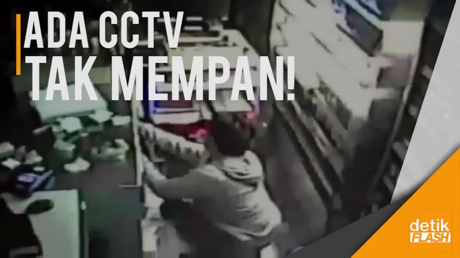 Terekam Kamera CCTV! Maling Bobol Minimarket di Jatinegara