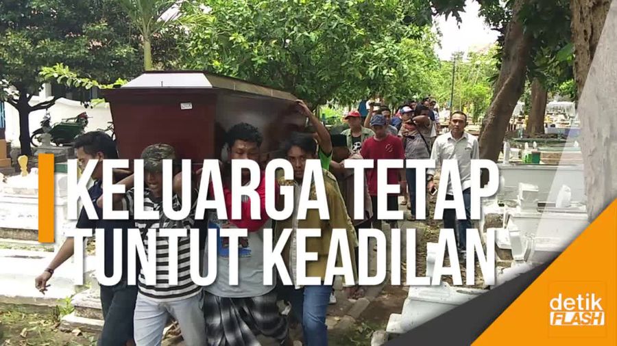 Ibunda Nangis hingga Pingsan Saat Hadiri Pemakaman Dedy Irawan