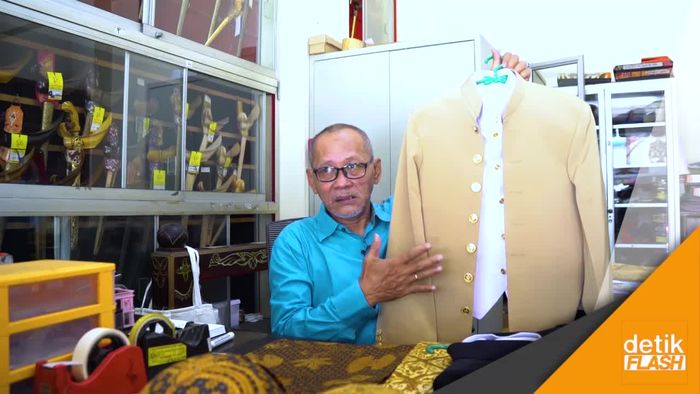Beskap dan Motif Batik Pilihan Keluarga Jokowi di Nikahan Kahiyang
