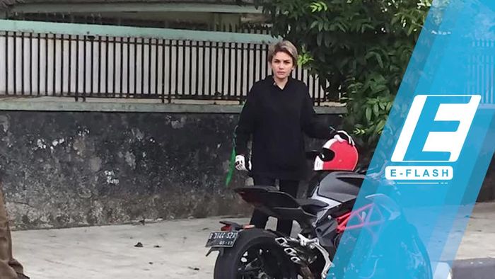 Gokil! Gaya Nikita Mirzani Naik MV Agusta