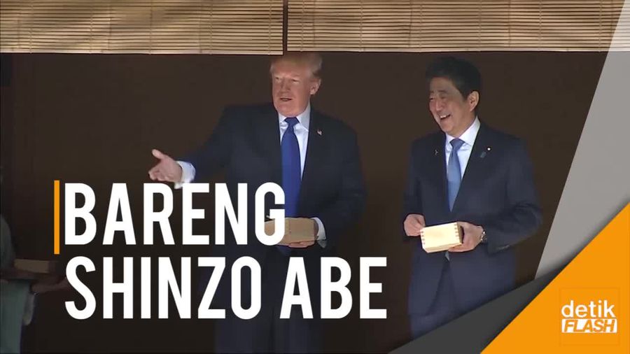 Saat Trump Beri Makan Ikan Koi di Jepang