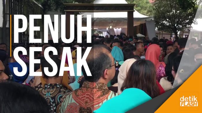 Penuh Sesak, Tamu Undangan Datangi Resepsi Kahiyang-Bobby