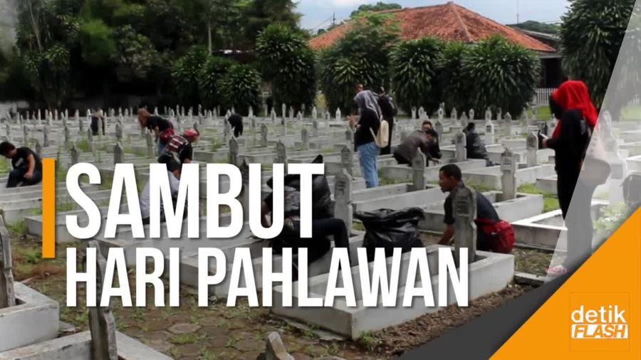 Anak Metal Bersih-bersih Taman Makam Pahlawan di Garut