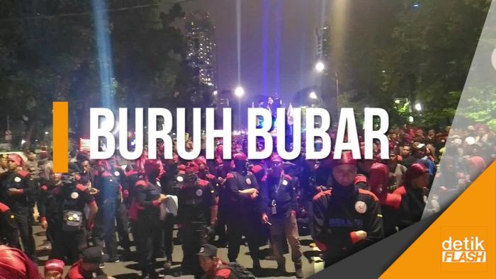 Buruh Bubar, Sampah Berserakan di Jalanan