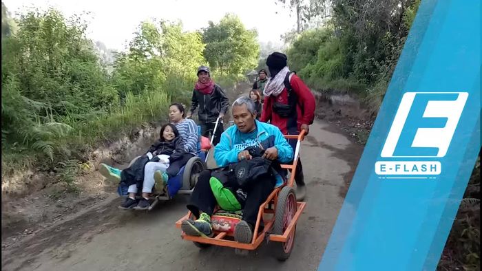 Uniknya Taksi Ijen yang Ditarik oleh Manusia