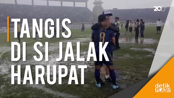 Persib Tutup Musim dengan Kekalahan, Bobotoh Ricuh