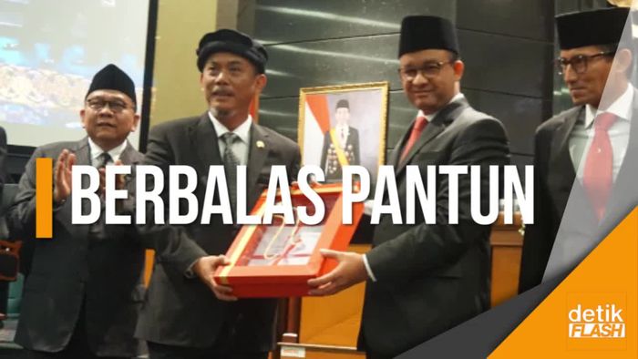 Saat Anies-Prasetyo Berbalas Pantun di Rapat Paripurna