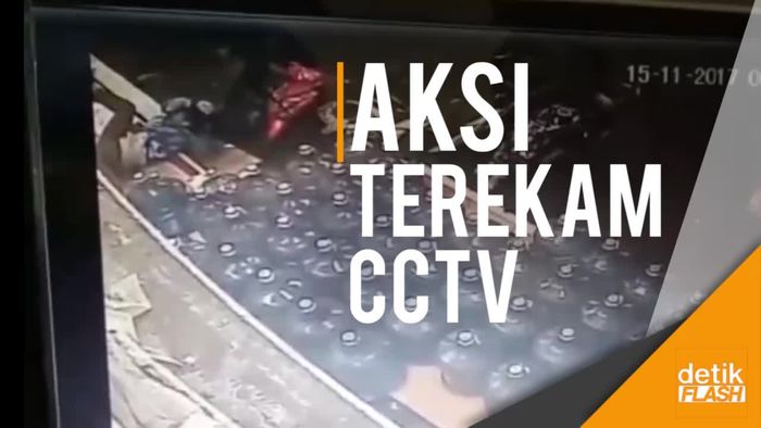 Sadis! Kelompok Bertopeng Bacoki Pemuda di Minimarket