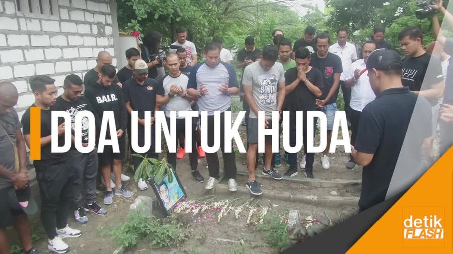 Jelang Tribute Match, Timnas All Star Ziarah ke Makam Choirul Huda