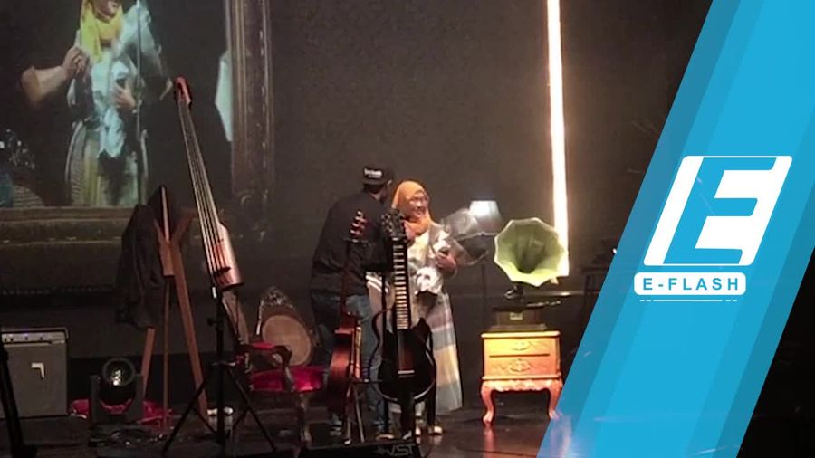 So Sweet! Pria Ini Lamar Kekasihnya di Konser Payung Teduh