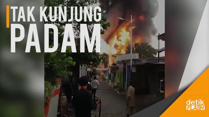 Pabrik Tiner di Tangerang Terbakar