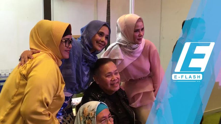Gaya Fashion Ayu Azhari VS Angel Lelga