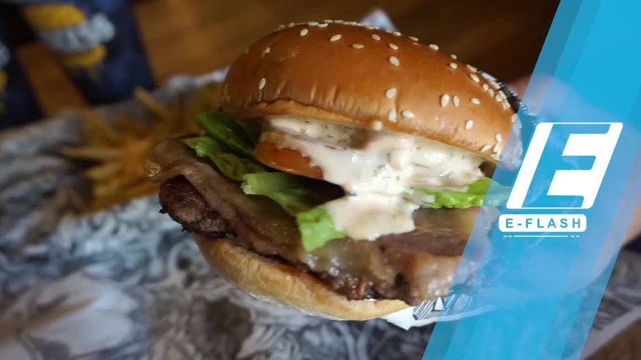 Puas Melahap Burger Besar Diiringi Musik Metal