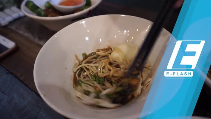 Kenyang! Menyantap Habis Bermangkuk-mangkuk Mie Thailand